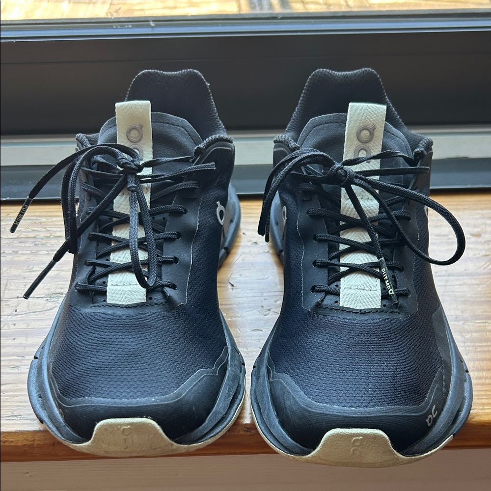 On Running Women’s Black Athletic Shoes- Cloud Nova